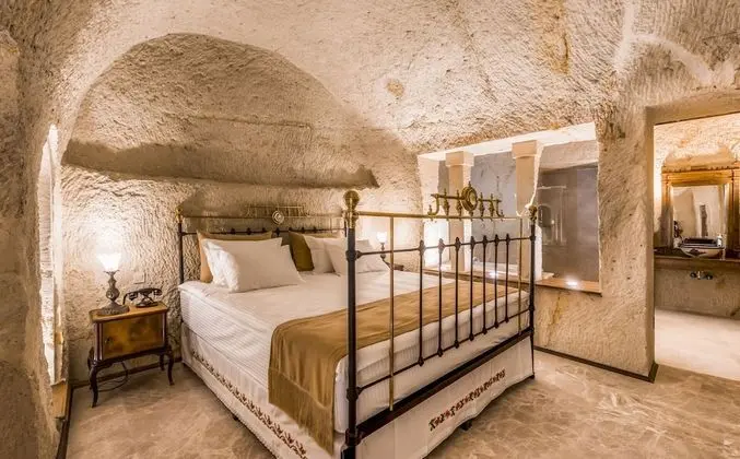 Deluxe Cave Suites