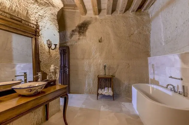 Deluxe Cave Suites