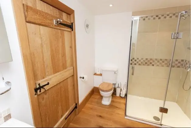 Deluxe Tek Büyük Yataklı Oda, Banyolu/Duşlu, Bahçe Manzaralı (Ground Floor)