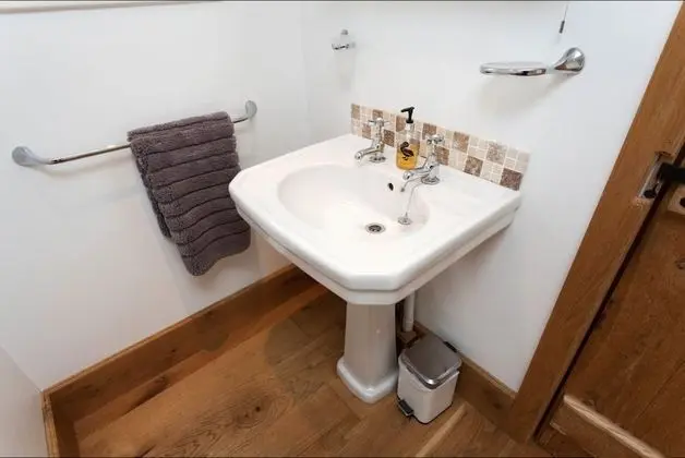 Deluxe Tek Büyük Yataklı Oda, Banyolu/Duşlu, Bahçe Manzaralı (Ground Floor)