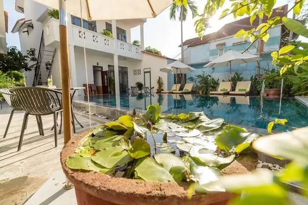 Deluxe Üç Kişilik Oda, Havuz Manzaralı