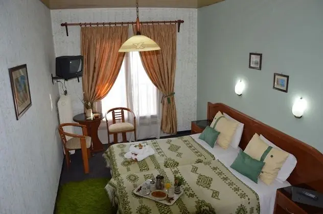 Tek Büyük veya İki Ayrı Yataklı Oda, Dağ Manzaralı