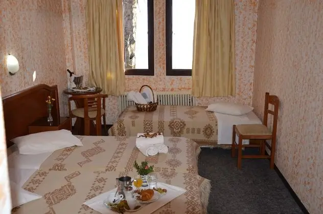 Üç Kişilik Oda