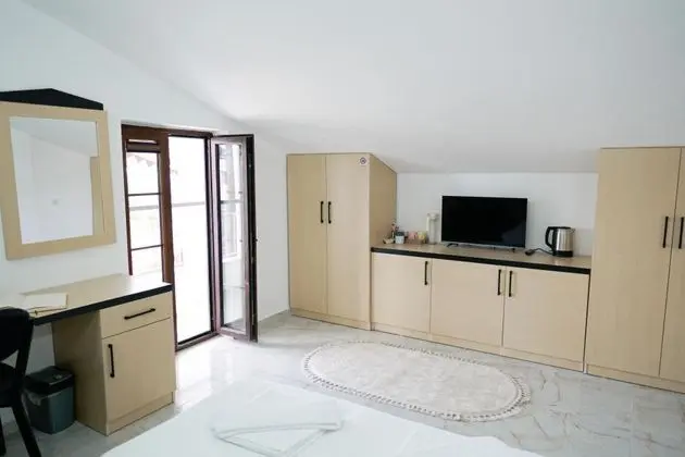 Çatı Katı Standart Oda, Havuz veya Bahçe Manzaralı, Balkonlu