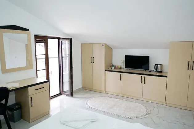 Çatı Katı Standart Oda, Havuz veya Bahçe Manzaralı, Balkonlu