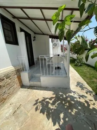 Standart Üç Kişilik Oda, Havuz veya Bahçe Manzaralı, Balkonlu