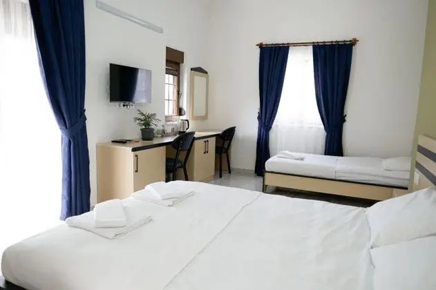 Standart Üç Kişilik Oda, Havuz veya Bahçe Manzaralı, Balkonlu