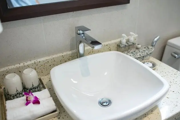 Junior Süit, 1 Büyük (Queen) Boy Yatak, Sigara İçilmez, Şehir Manzaralı