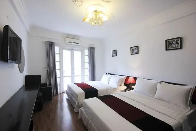 Üç Kişilik Oda (With Large Window)