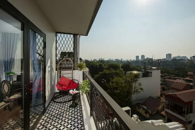 Junior Süit, Balkon
