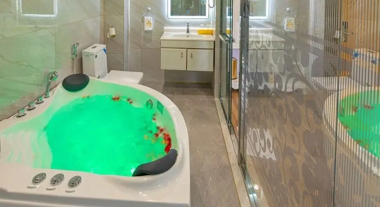 Luxury Stüdyo, Sıcak Su Havuzu