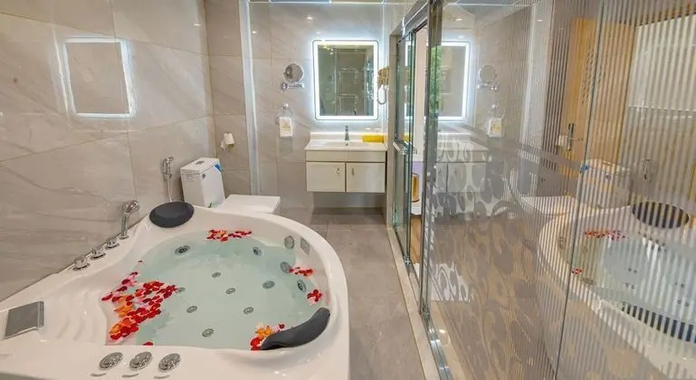 Luxury Stüdyo, Sıcak Su Havuzu