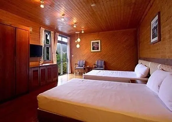 Üç Kişilik Oda, Balkon, Tepe Manzaralı