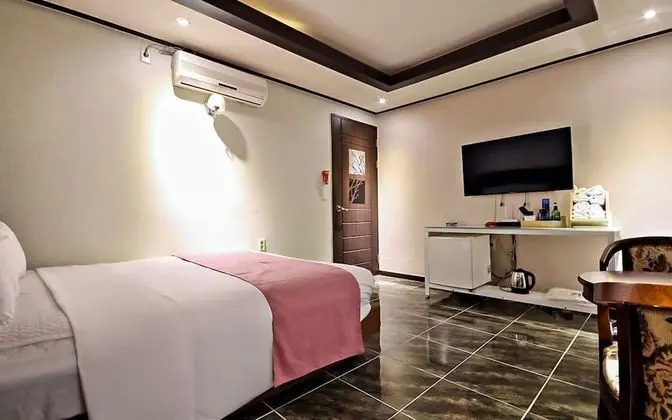 Oda (Standard room (Natural Amber water/Di)