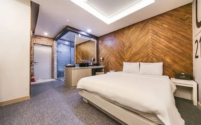 Oda (Sky-opening rooms)