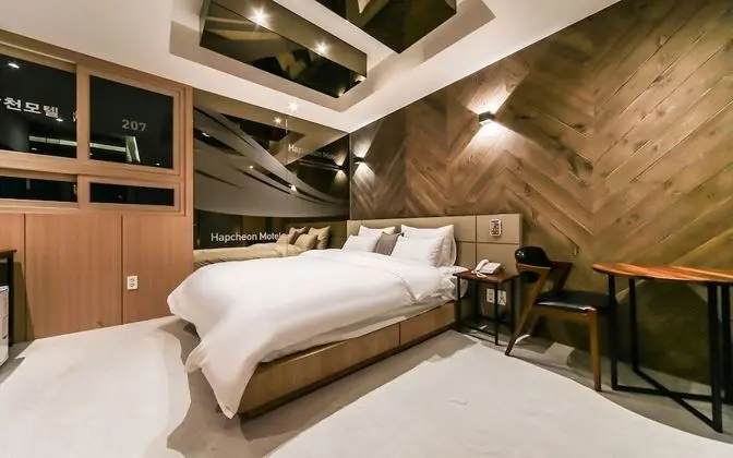 Oda (1st room 1st week - Wood Room or Mirr)