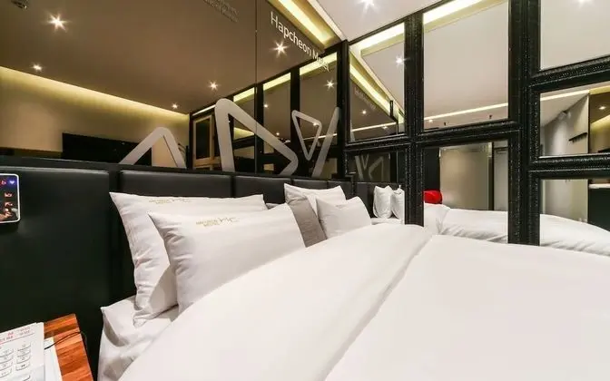 Oda (1st room 1st week - Wood Room or Mirr)