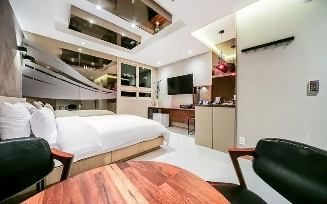 Oda (1st room 1st week - Wood Room or Mirr)