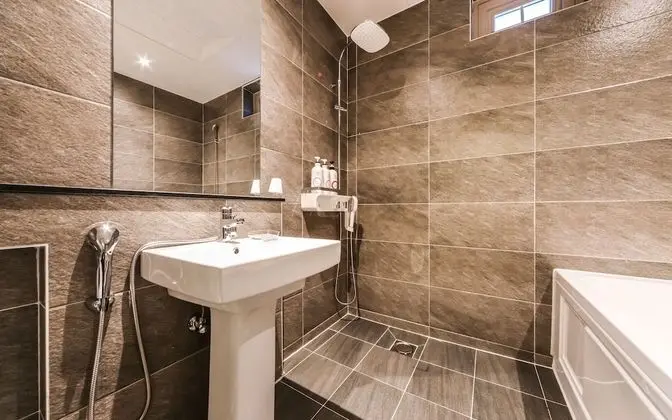 Oda (Deluxe (net-flix viewing/two-person b)