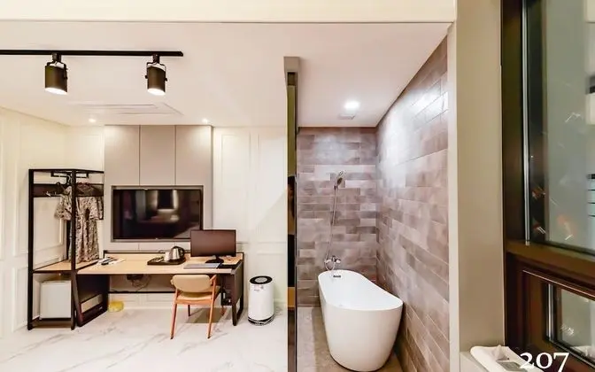 Oda (Deluxe-bathtub (System air conditione)