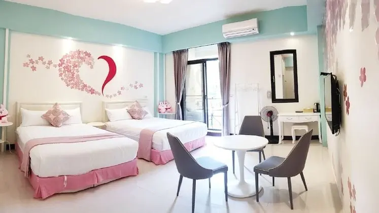 Romantic Dört Kişilik Oda, 2 Çift Kişilik Yatak, Sigara İçilmez, Şehir Manzaralı
