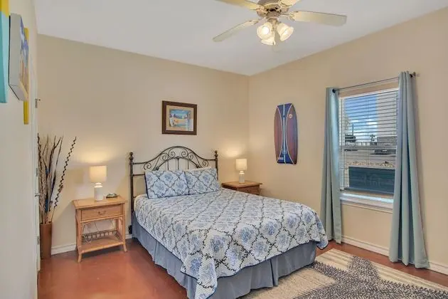 Daire, Birden Çok Yatak, Veranda, Havuz Manzaralı (Happiness Comes In Waves)