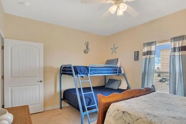 Daire, Birden Çok Yatak, Veranda, Havuz Manzaralı (Happiness Comes In Waves)