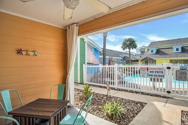 Daire, Birden Çok Yatak, Veranda, Havuz Manzaralı (Happiness Comes In Waves)