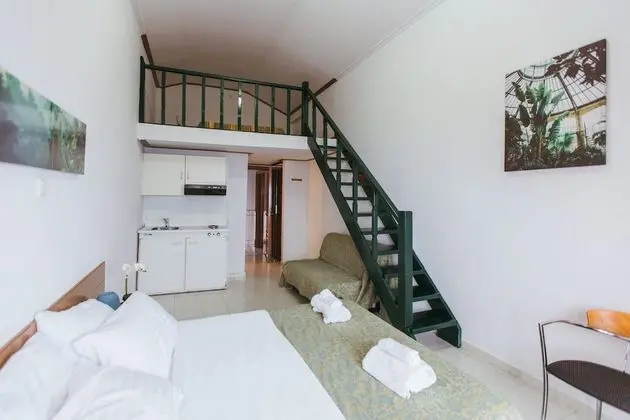 Dört Kişilik Oda, Deniz Manzaralı