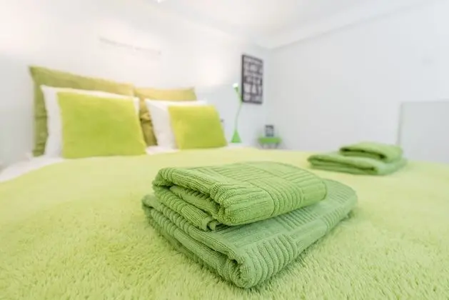 Design Apart Daire, 1 Büyük (Queen) Boy Yatak ve Çekyat (GREEN)