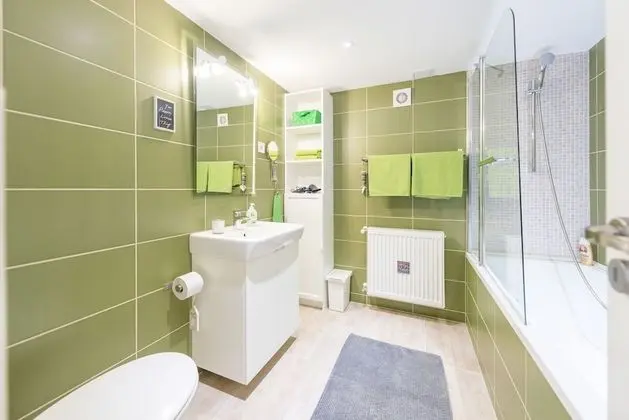 Design Apart Daire, 1 Büyük (Queen) Boy Yatak ve Çekyat (GREEN)