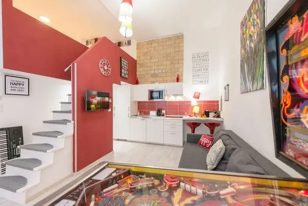 Design Apart Daire, 1 Büyük (Queen) Boy Yatak ve Çekyat (RED)