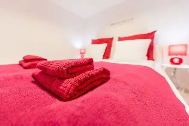 Design Apart Daire, 1 Büyük (Queen) Boy Yatak ve Çekyat (RED)