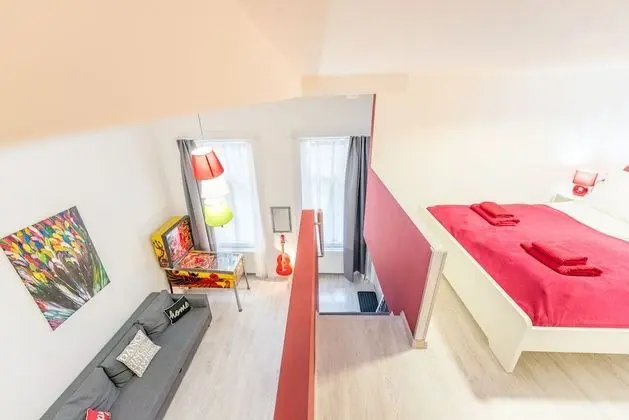 Design Apart Daire, 1 Büyük (Queen) Boy Yatak ve Çekyat (RED)