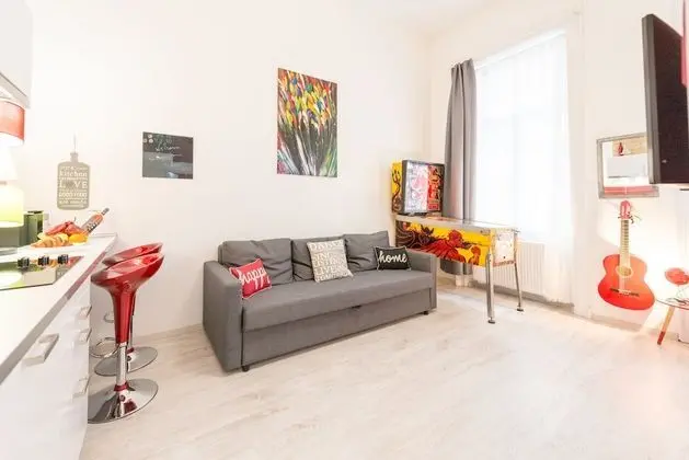Design Apart Daire, 1 Büyük (Queen) Boy Yatak ve Çekyat (RED)