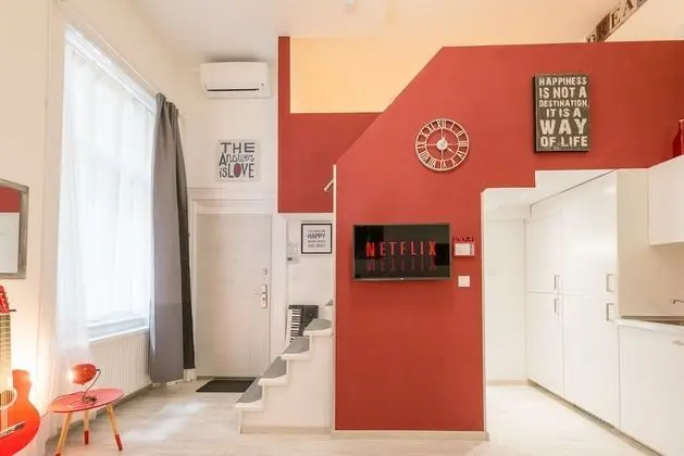 Design Apart Daire, 1 Büyük (Queen) Boy Yatak ve Çekyat (RED)