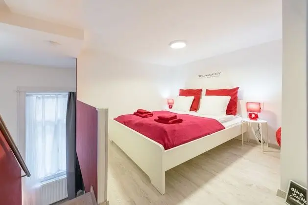 Design Apart Daire, 1 Büyük (Queen) Boy Yatak ve Çekyat (RED)