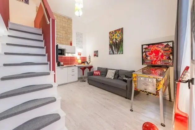 Design Apart Daire, 1 Büyük (Queen) Boy Yatak ve Çekyat (RED)