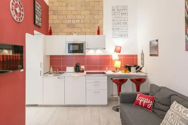 Design Apart Daire, 1 Büyük (Queen) Boy Yatak ve Çekyat (RED)