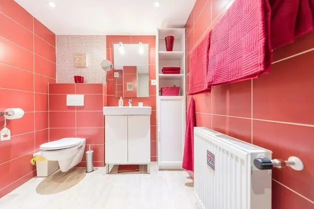 Design Apart Daire, 1 Büyük (Queen) Boy Yatak ve Çekyat (RED)