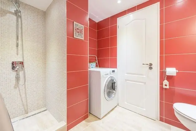 Design Apart Daire, 1 Büyük (Queen) Boy Yatak ve Çekyat (RED)