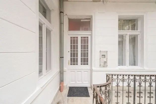 Design Apart Daire, 1 Büyük (Queen) Boy Yatak ve Çekyat (RED)