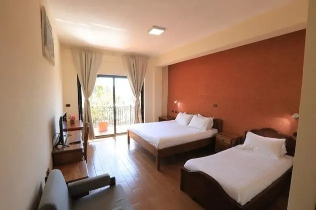 Tek Büyük veya İki Ayrı Yataklı Oda, Dağ Manzaralı