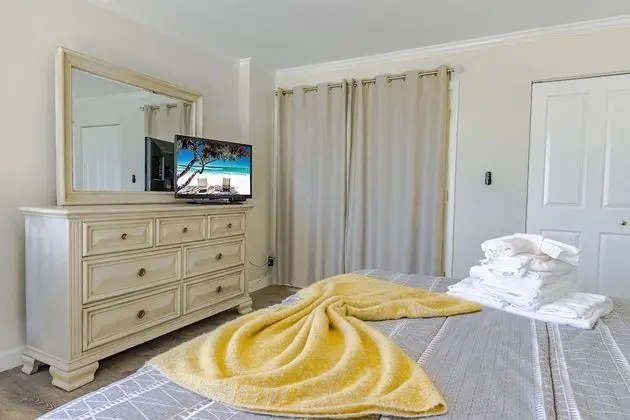 Daire (Harbor Towers End Unit Pool & Bay Vie)