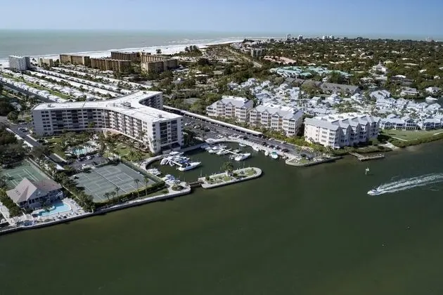 Daire (Harbor Towers Ground Floor Water View)