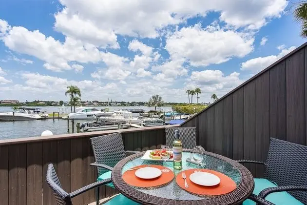 Daire (Harbor Towers Ground Floor Water View)