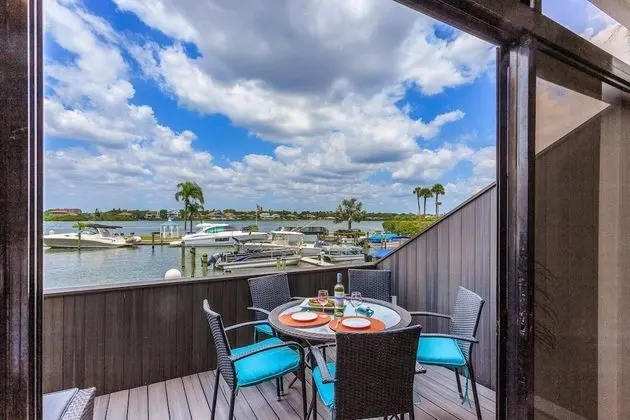 Daire (Harbor Towers Ground Floor Water View)