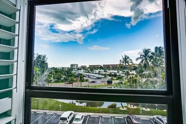 Daire (Harbor Towers Modern 3BR with den)