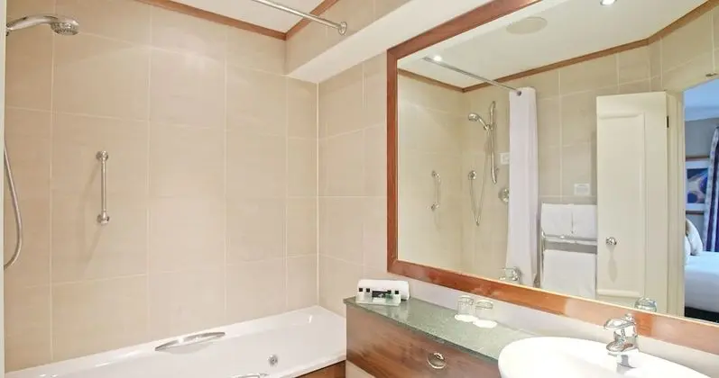 Tek Büyük Yataklı Oda, Balkon, Liman Manzaralı