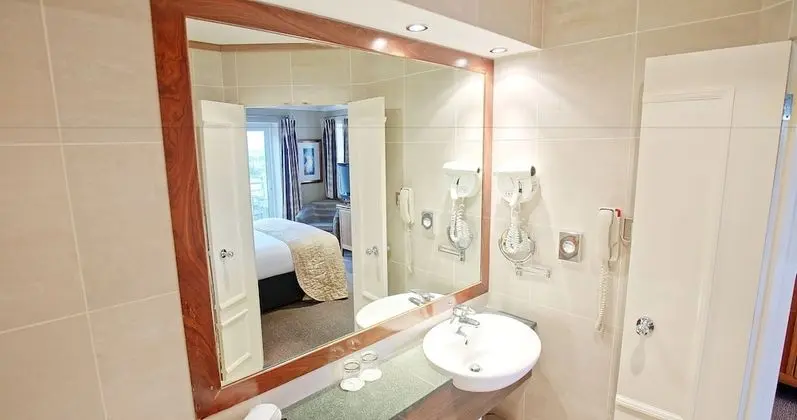 Tek Büyük Yataklı Oda, Balkon, Liman Manzaralı